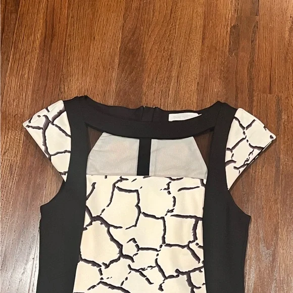 Anne Fontaine PENDA Cracked Print Blk and Wht Cap - Picture 4 of 10